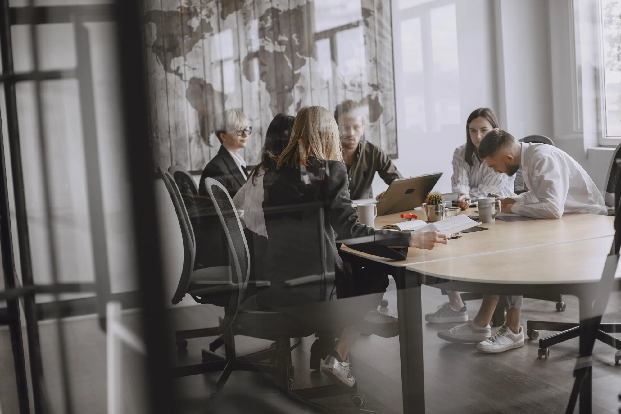 Equipe analisando indicadores financeiros